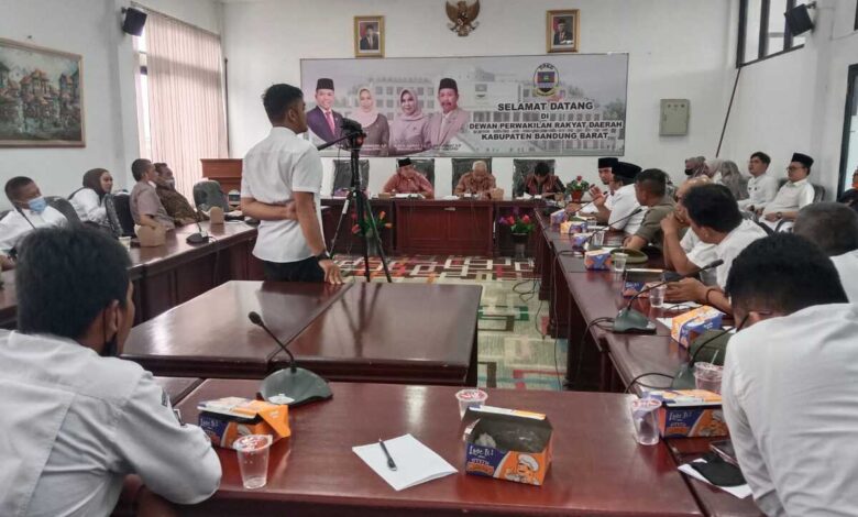 Perwakilan TKK Pemda KBB Gerudug Kantor DPRD