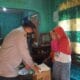 Kapolsek Cikalongwetan Beri Bantuan Warga Kurang Mampu