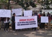 Puluhan Warga Cibeber Cianjur Menolak Kades Dilantik