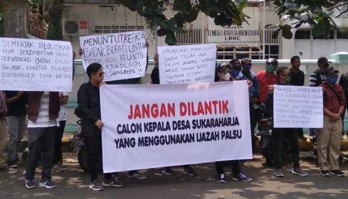 Puluhan Warga Cibeber Cianjur Menolak Kades Dilantik