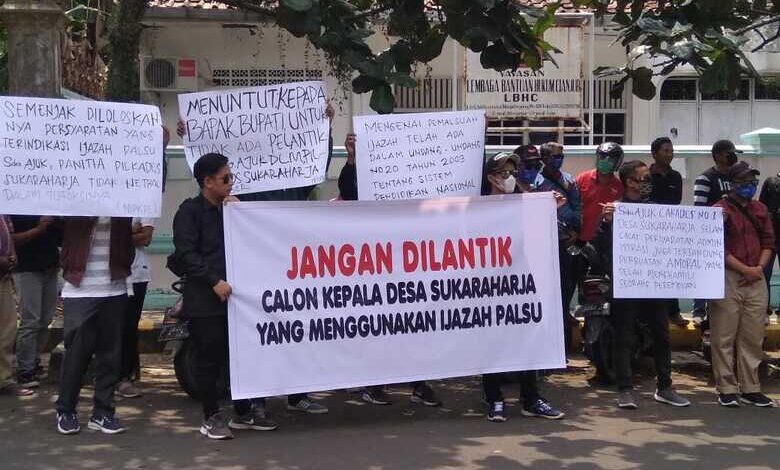 Puluhan Warga Cibeber Cianjur Menolak Kades Terpilih Dilantik