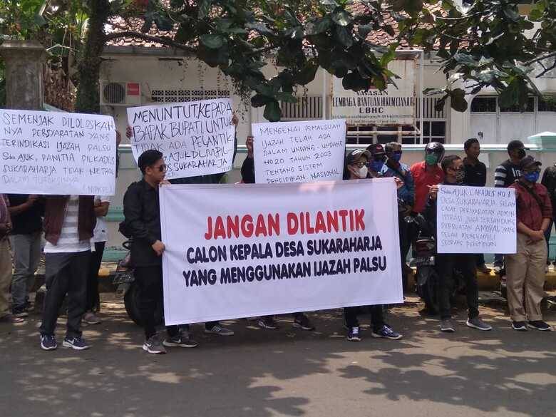 Puluhan Warga Cibeber Cianjur Menolak Kades Terpilih Dilantik