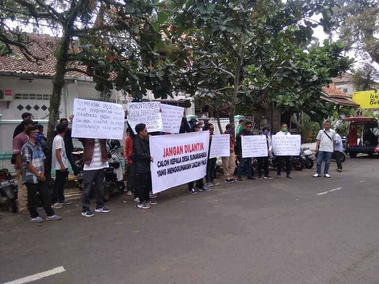 Puluhan Warga Cibeber Cianjur Menolak Kades Terpilih Dilantik