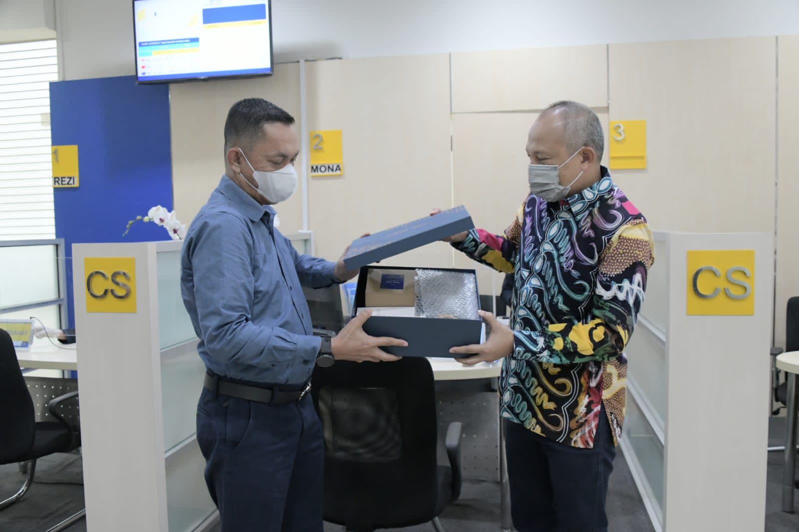 Sekda Jabar Berikan Hadiah Pada Pelanggan bank bjb Batam