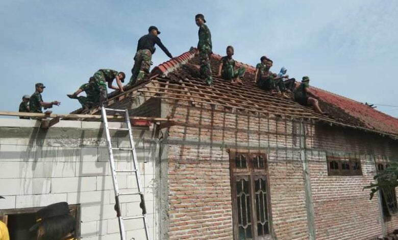 TNI AD dan Gabungan Perbaiki Pemukiman Warga