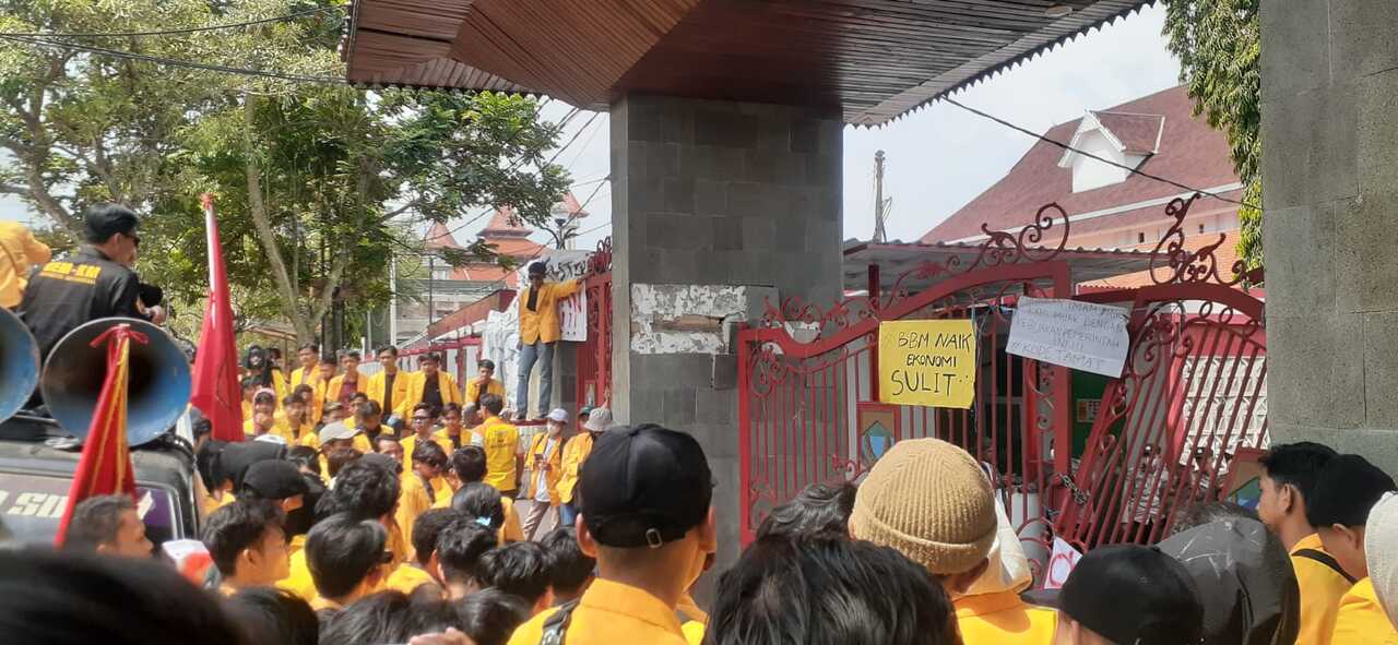 Demo BBM, Mahasiswa Jebol Gerbang Pendopo Cianjur