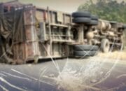 Truk Tangki BBM Tabrak Warung, 3 Orang Tewas