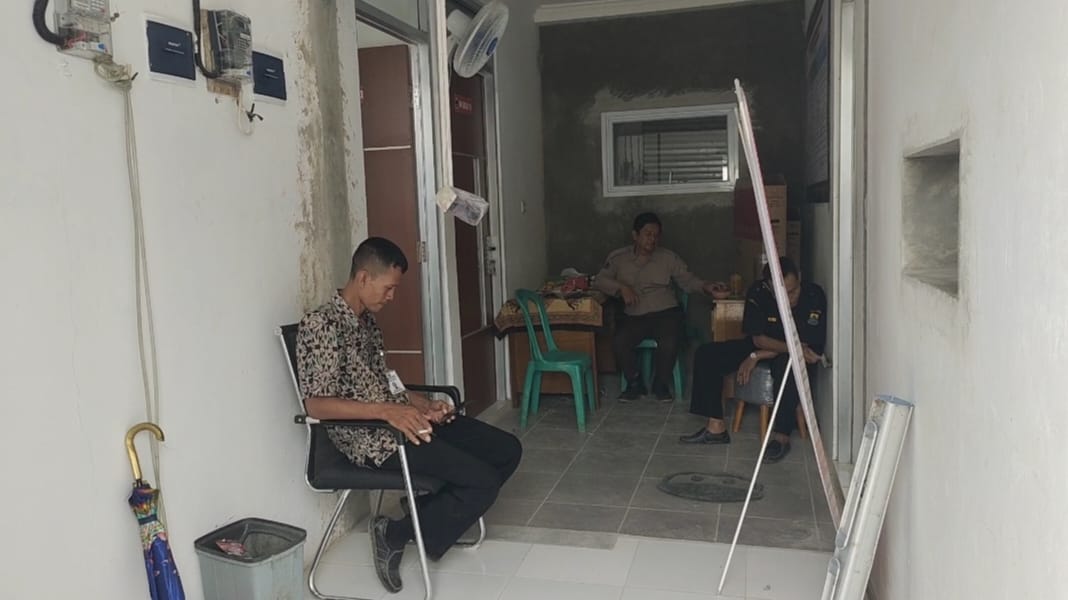 UPTD Pasar Ciranjang Cianjur Renovasi Pintu Kantor