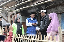 Wagub Jabar Sambangi Rumah yang Dirobohkan Rentenir