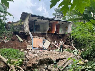 1 Rumah Warga di Ngamprah KBB Ambruk Tergerus Sungai