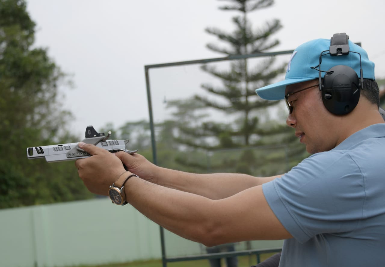 Emil Jajal Menembak di Lapangan Tembak Pusdikkav