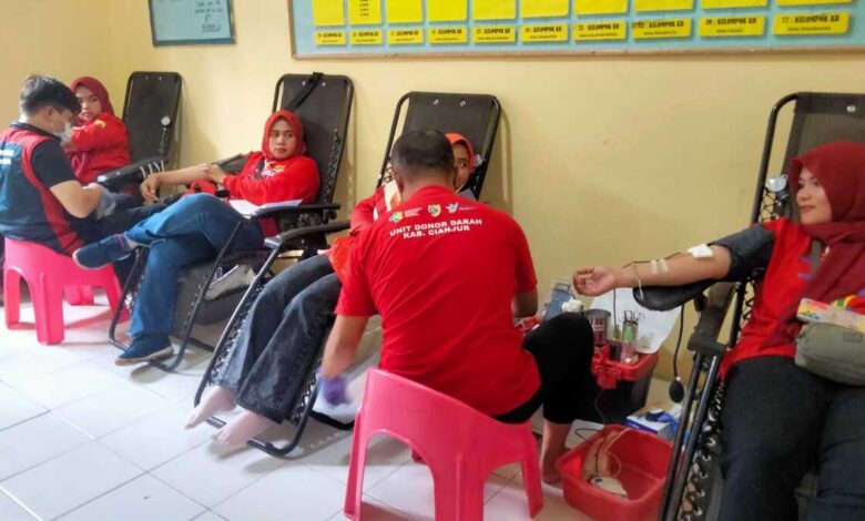 HUT Ke-21 Kecamatan Cikadu, Puluhan Warga Donor Darah
