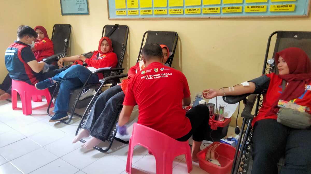 HUT Ke-21 Kecamatan Cikadu, Puluhan Warga Donor Darah