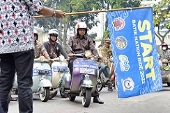 Hari Batik Nasional Uu Ruzhanul Naik Vespa Pakai Batik