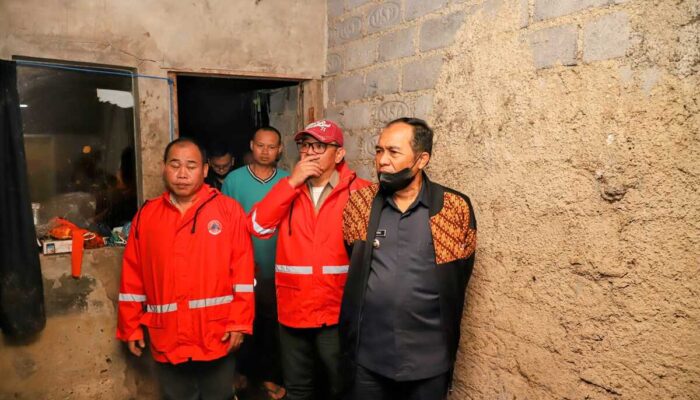 Ngatiyana Kunjungi 2 Rumah Warga Terdampak Banjir Cimahi