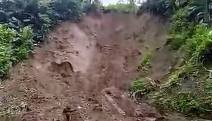 Tebing Longsor di Kampung Cibubuay Cianjur Tutup Jalan