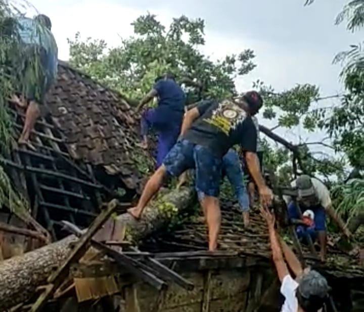 Bencana Alam Angin Kencang Robohkan Rumah Warga di Madiun