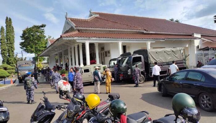 Halaman Pendopo Cianjur Penuh Tenda Relawan