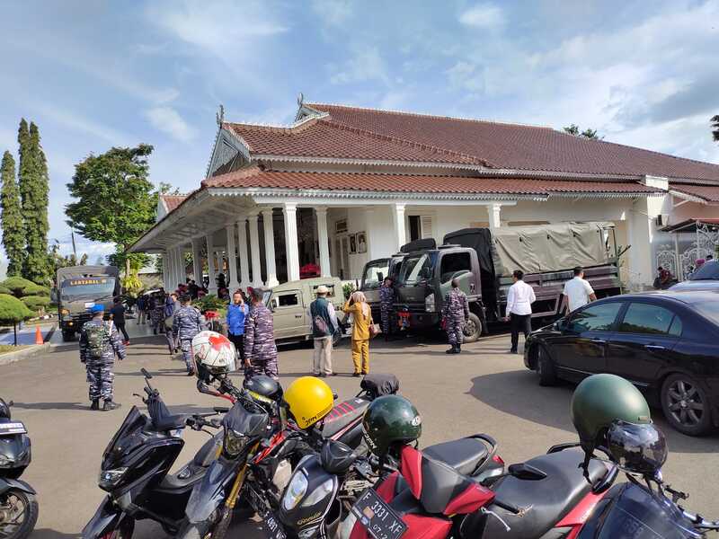 Halaman Pendopo Cianjur Penuh Tenda Relawan