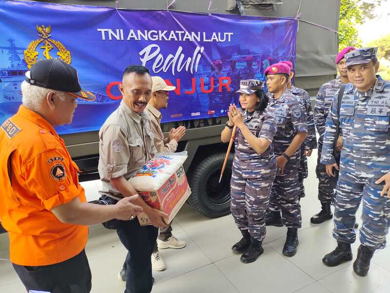 Halaman Pendopo Cianjur Penuh Tenda Relawan