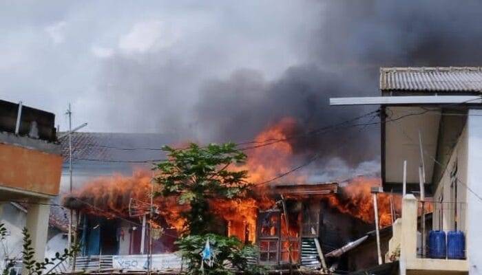 Kebakaran Hebat Melanda 12 Rumah di Cipanas Cianjur