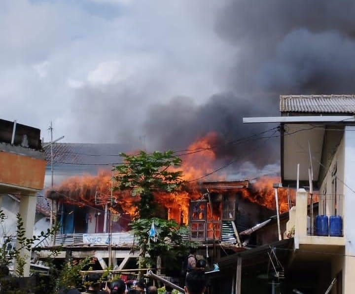 Kebakaran Hebat Melanda 12 Rumah di Cipanas Cianjur