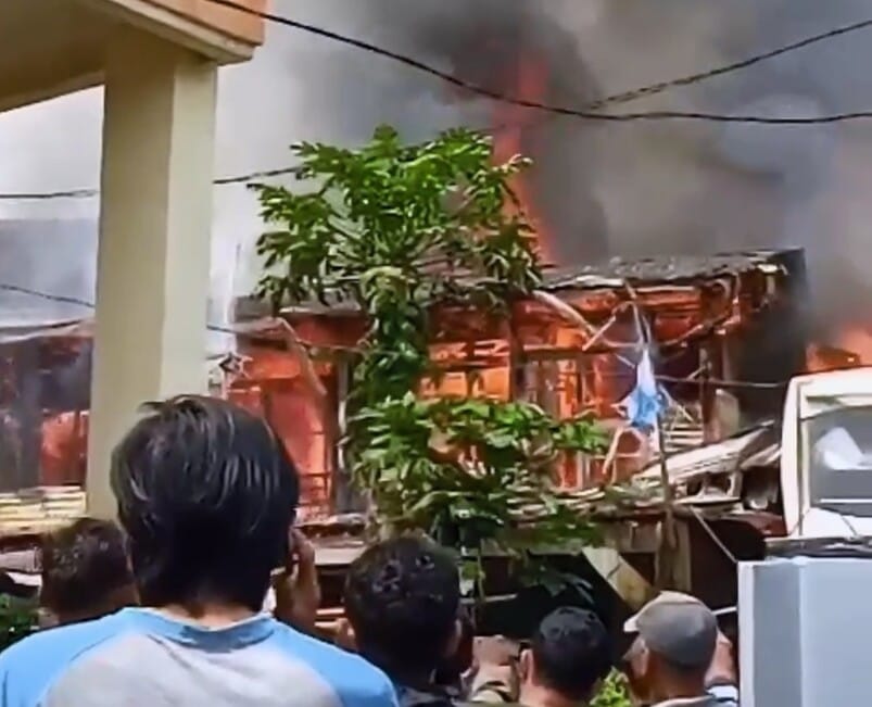 Kebakaran Hebat Melanda 12 Rumah di Cipanas Cianjur