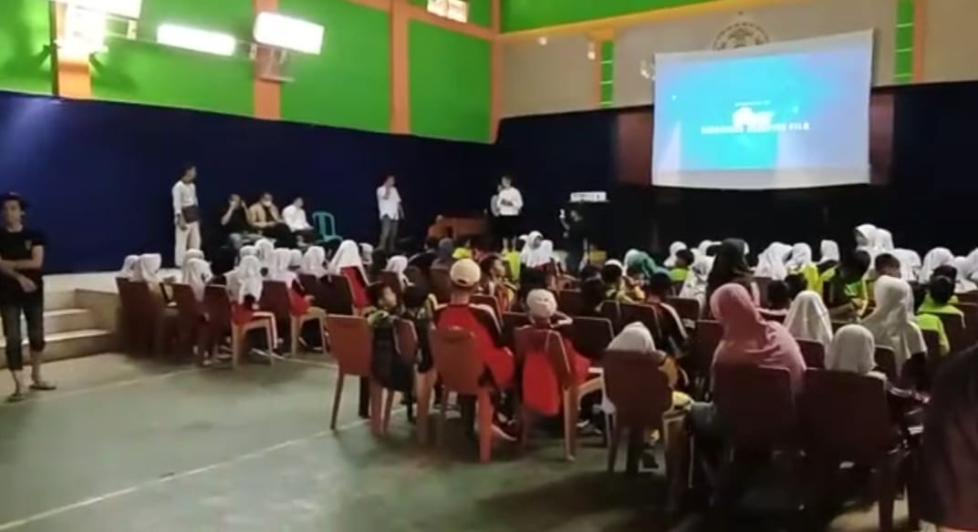 Para Siswa SD di Cianjur Antusias Nonton Film Bioskop Rakyat