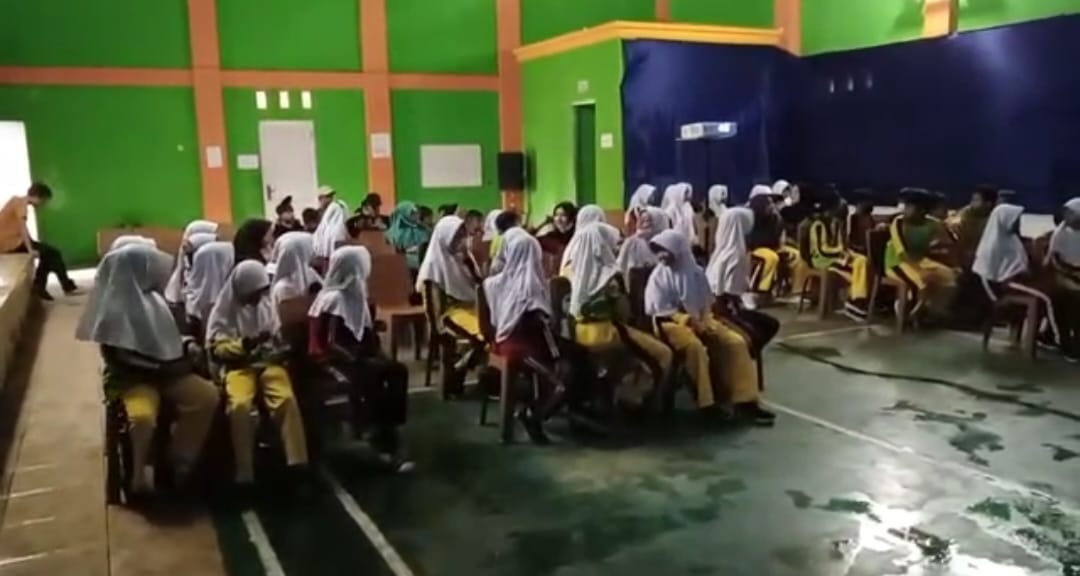 Para Siswa SD di Cianjur Antusias Nonton Film Bioskop Rakyat