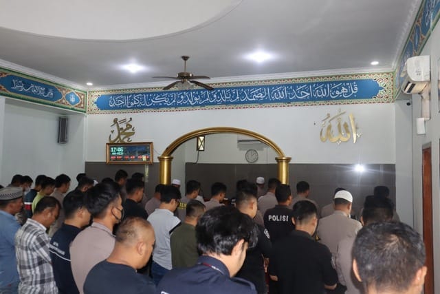Polres Sukabumi Salat Gaib untuk Korban Gempa Cianjur