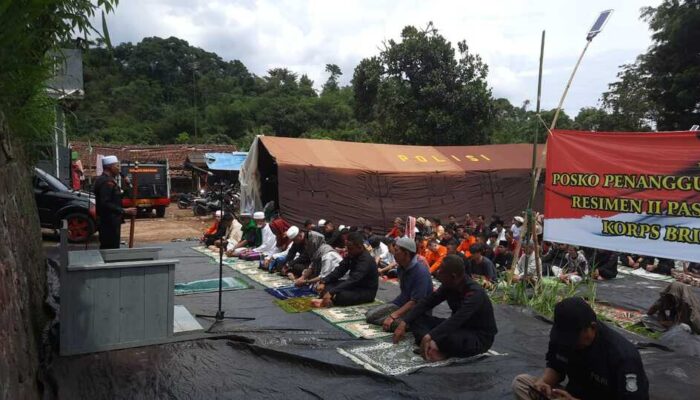 Polri Salat Gaib Berjamaah di Lokasi Gempa Cianjur