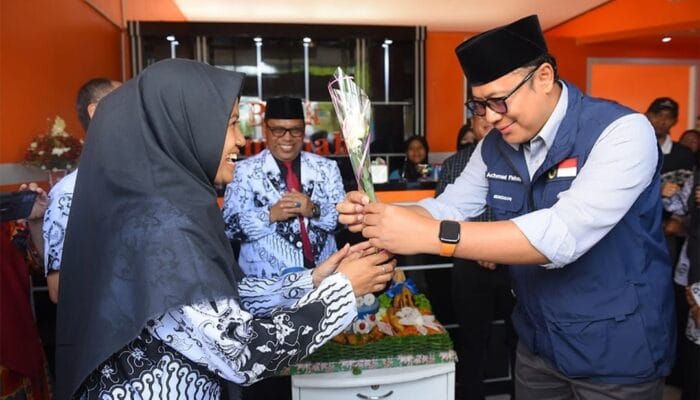 Setangkai Bunga Mawar untuk Menghormati Guru