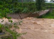 Sungai Cigembong Meluap, Jembatan Ambruk, Akses Terputus