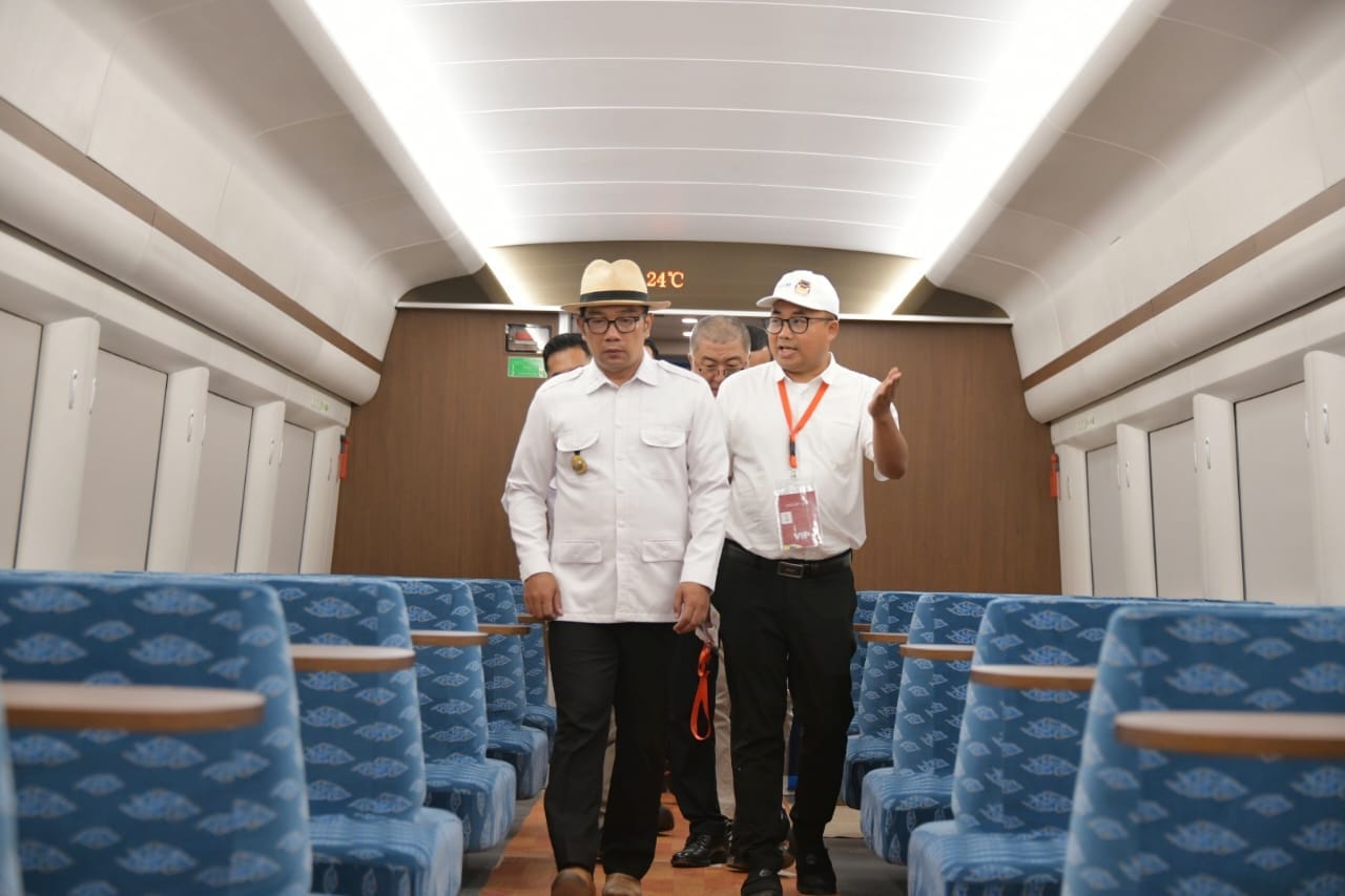 Uji Coba Kereta Cepat Jakarta-Bandung, Emil Terharu