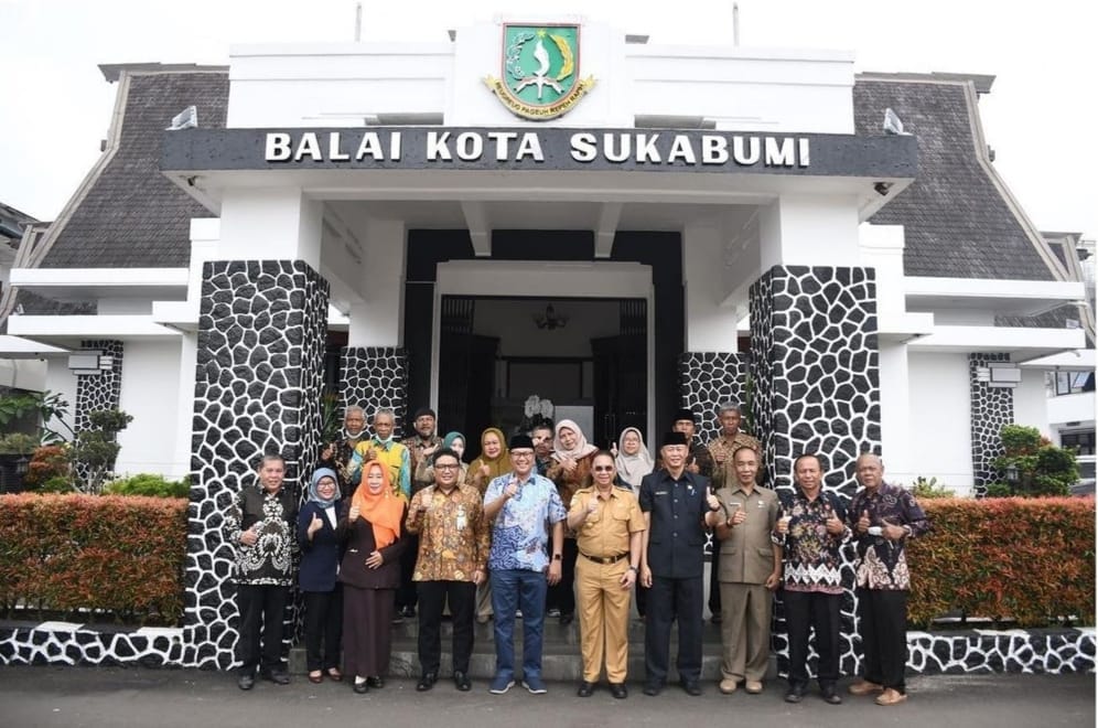 Walikota Sukabumi Lepas 13 ASN Purna BaktiWalikota Sukabumi Lepas 13 ASN Purna BaktiWalikota Sukabumi Lepas 13 ASN Purna Bakti