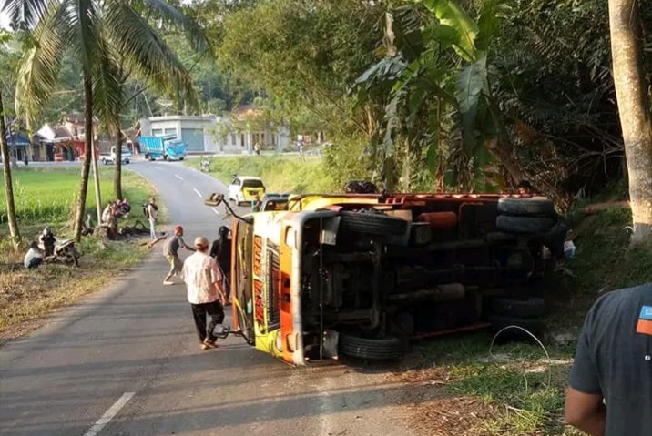 Waspada Melewati Tanjakan Cikoronjo di Cianjur selatan!