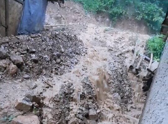 1 Rumah Warga Cikalong Kulon Cianjur Tertimpa Longsor