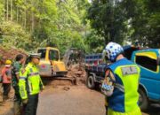 Longsor di Kampung Cikananga Sempat Menutup Akses Jalan