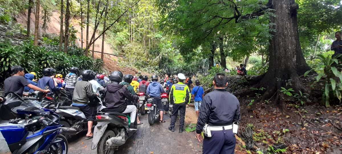 Longsor di Kampung Cikananga Sempat Menutup Akses Jalan