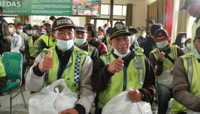 Ojek Pangkalan di Kabupaten Bandung Dapat Sembako