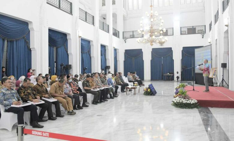 Pemprov Jawa Barat Serahkan Diva 2023 ke Kota/Kabupaten