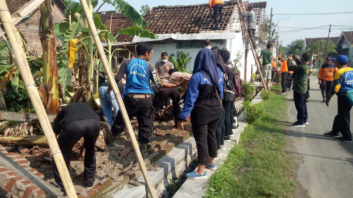 Puluhan Relawan di Madiun Bergerak Usai Bencana