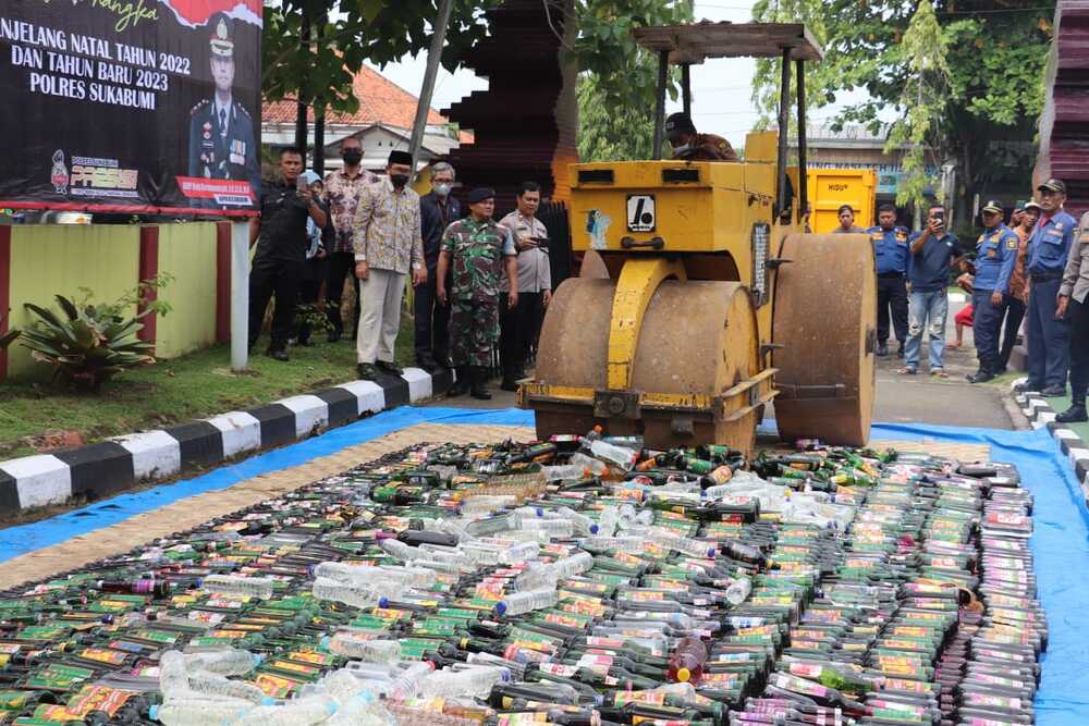 Ribuan Botol Minuman Keras di Kab Sukabumi Dimusnahkan