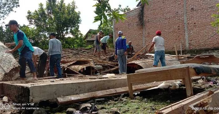 Rumah Janda Renta Ambyar Diterpa Hujan