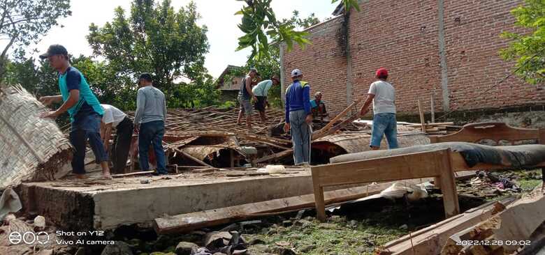 Rumah Janda Renta Ambyar Diterpa Hujan
