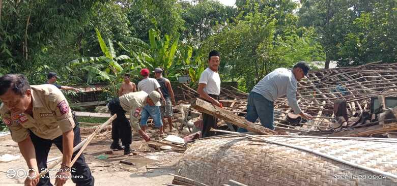 Rumah Janda Renta Ambyar Diterpa Hujan