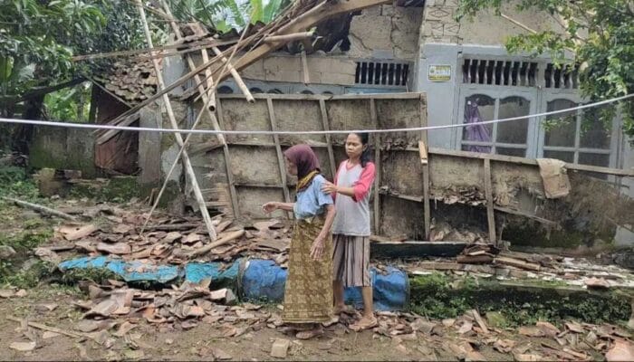 Rumah Nenek Warsih di Cianjur Ambruk Diguyur Hujan