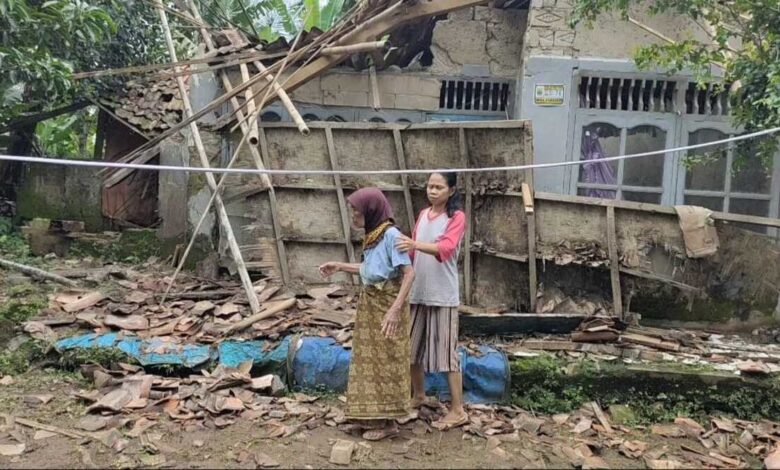 Rumah Nenek Warsih di Cianjur Ambruk Diguyur Hujan