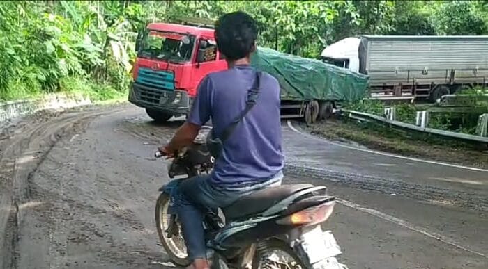 Tronton Terjebak Lumpur, Jalur Ponorogo – Pacitan Macet