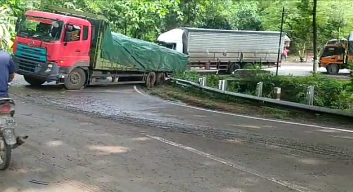 Tronton Terjebak Lumpur, Jalur Ponorogo - Pacitan Macet